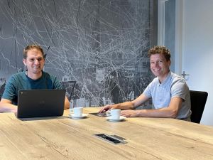 Geertjan Jansen achter laptop en Mark Schipper